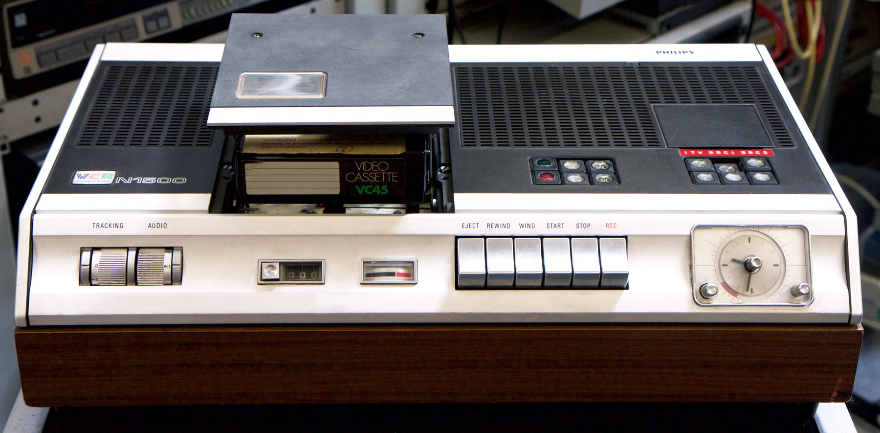 top-loading Philips N1500 recorder open, with cassette loaded